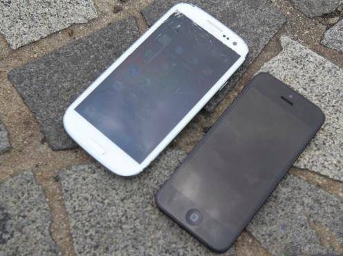 iPhone 5 vs Galaxy SIII: Nowy smartfon Apple wygrywa „test jesienny”