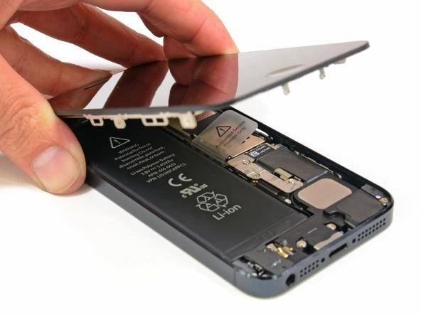 iPhone 5: Nowy, cieńszy wyświetlacz, powód słabej dostępności?